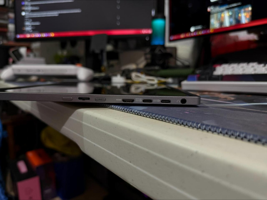 ASUS ZenScreen OLED MQ16FC body 2