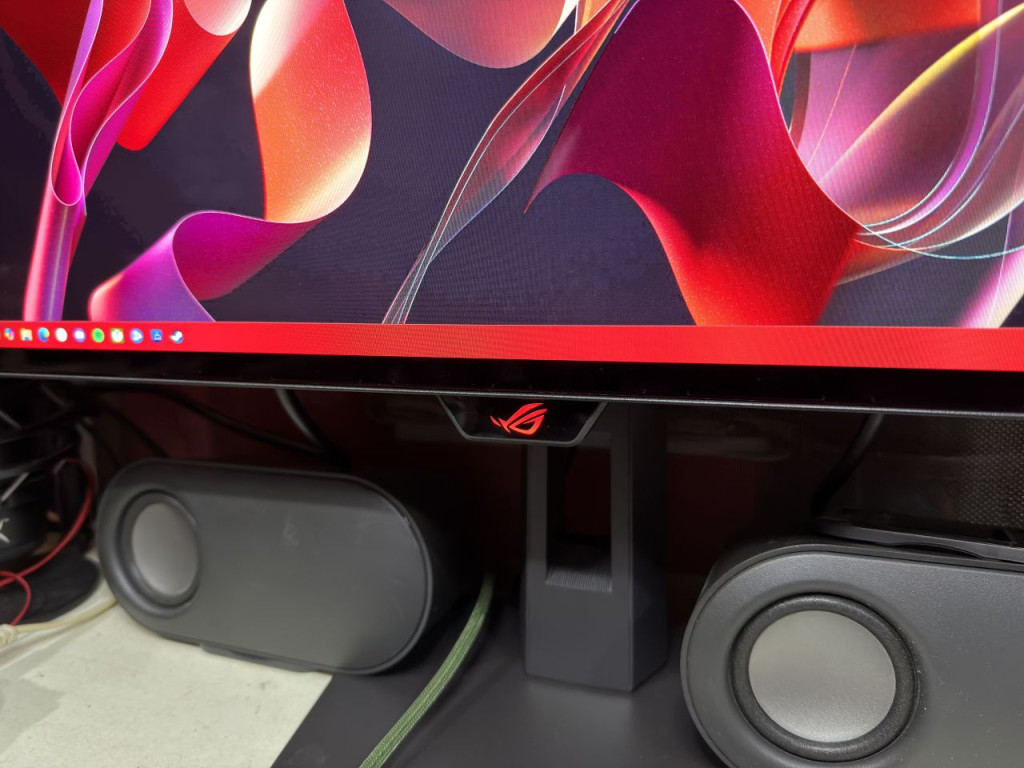 ROG Strix OLED XG27AQWMG front logo