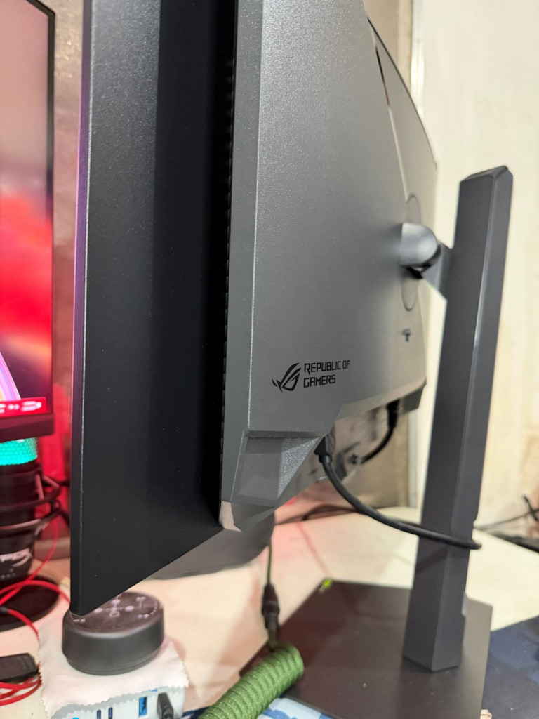 ROG Strix OLED XG27AQWMG side