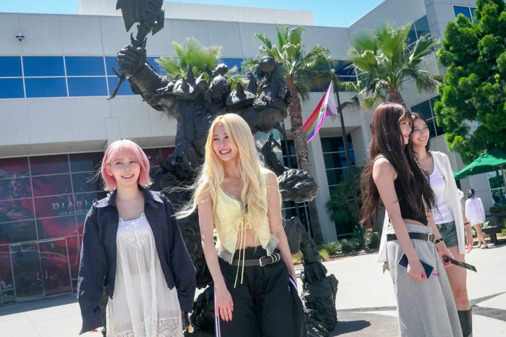 BlizzCon – LE SSERAFIM – Group Photo 2